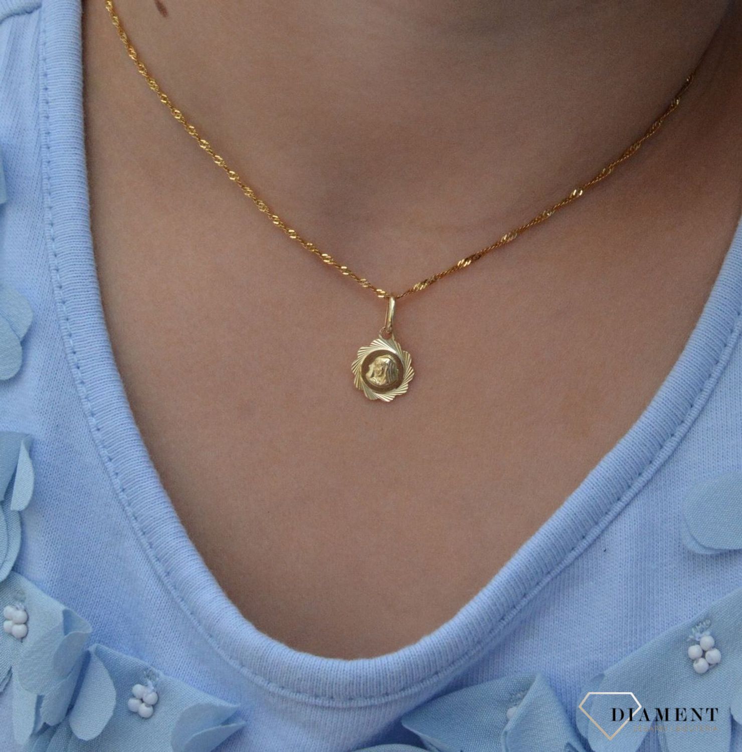 Złota zawieszka medalik Matka Boska ZA 5397 333. Medalik będący wspaniałą pamiątką i prezentem z okazji chrztu, komunii czy bierzmowania. Zawieszka wykonana ze złota próby 333. Piękna biżuteria o bogatej symbolice religijne.jpg